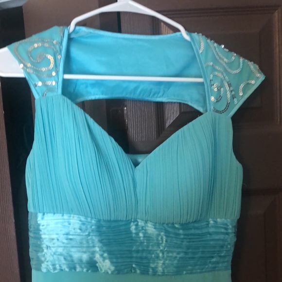 Beautiful formal dress - Picture 4 of 6